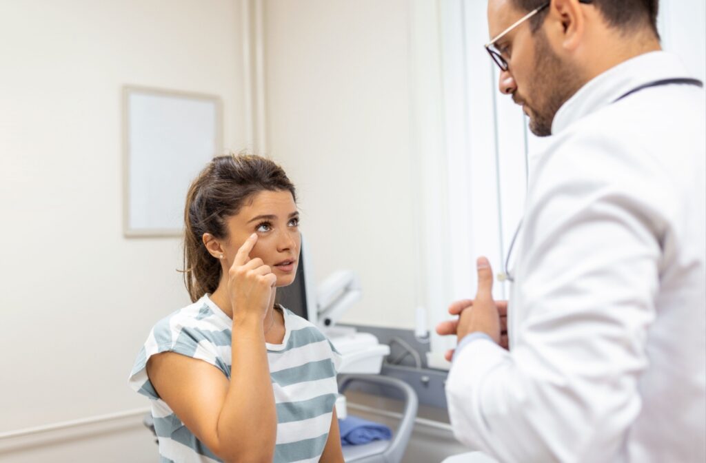A patient explaining their eye irritation to their eye doctor.